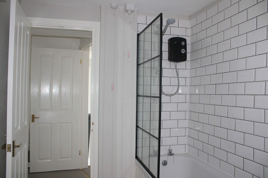 Property photo 3 of 10 Bathroom