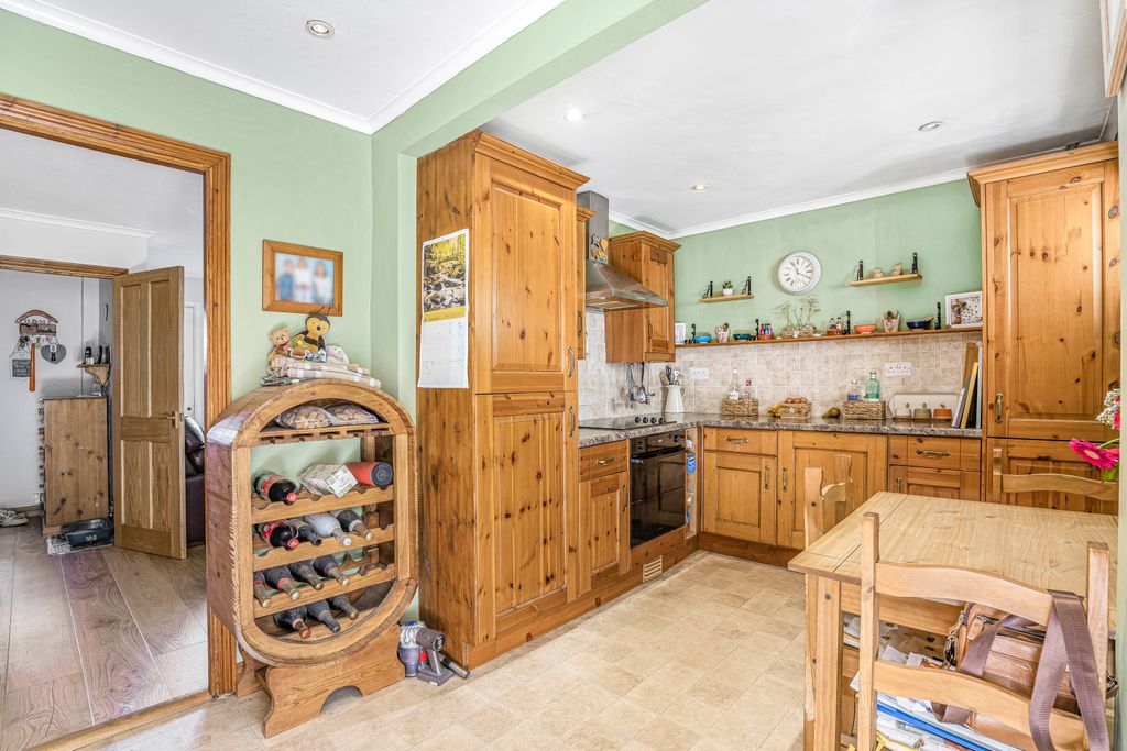 Property photo 3 of 12 Kitchen