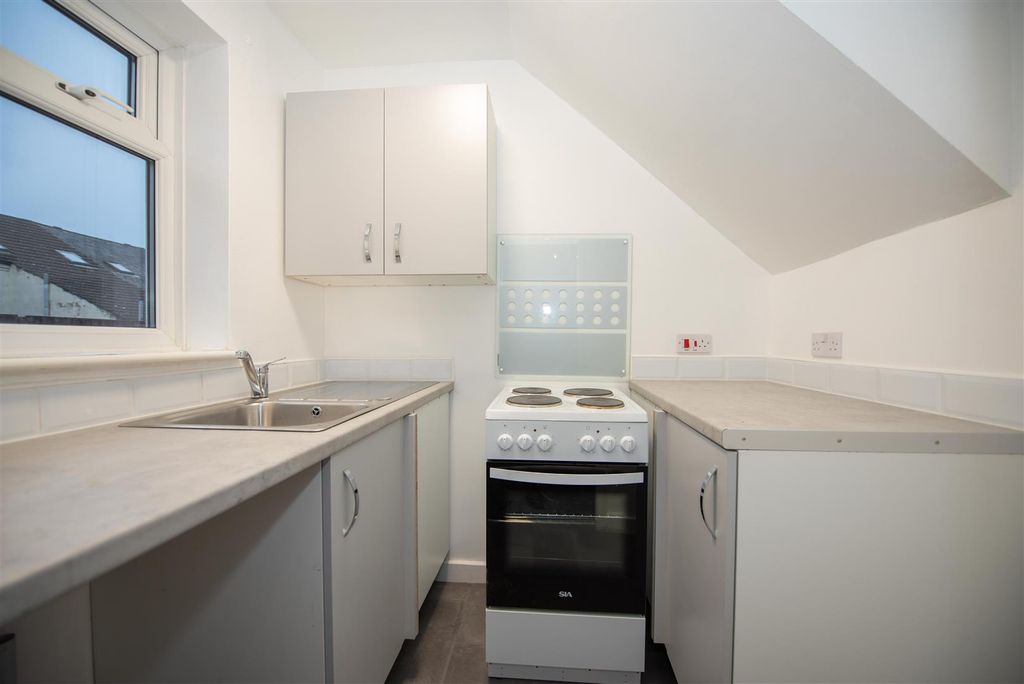 Property photo 3 of 7 Kitchen