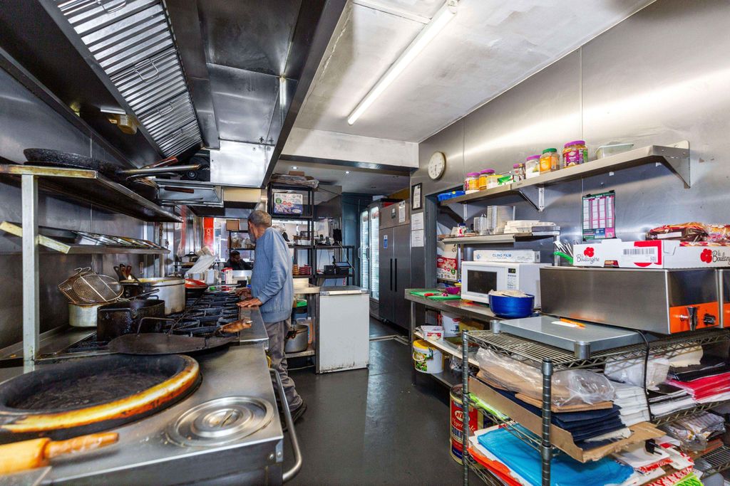 Property photo 3 of 11 337 Brighton Road, Croydon, Cr2 6Eb