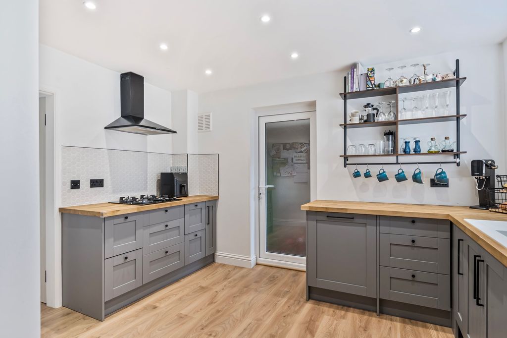 Property photo 3 of 23