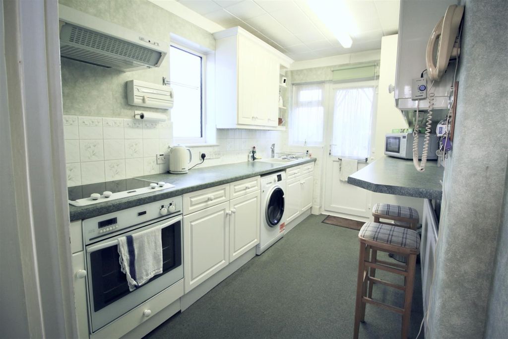 Property photo 3 of 8 Kitchen
