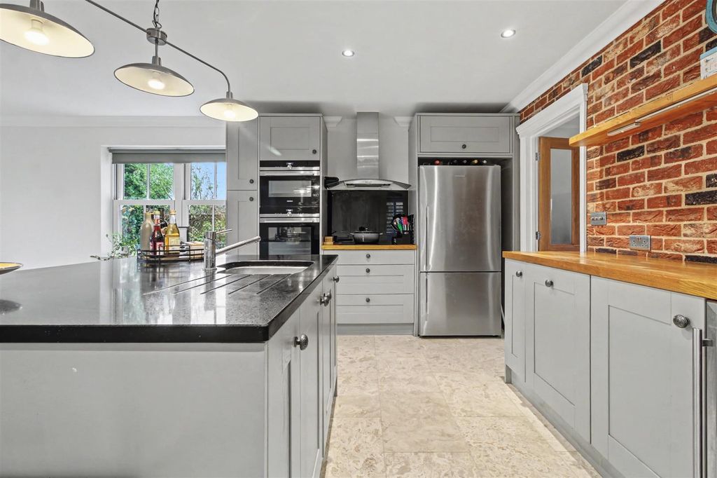 Property photo 3 of 33 Kitchen