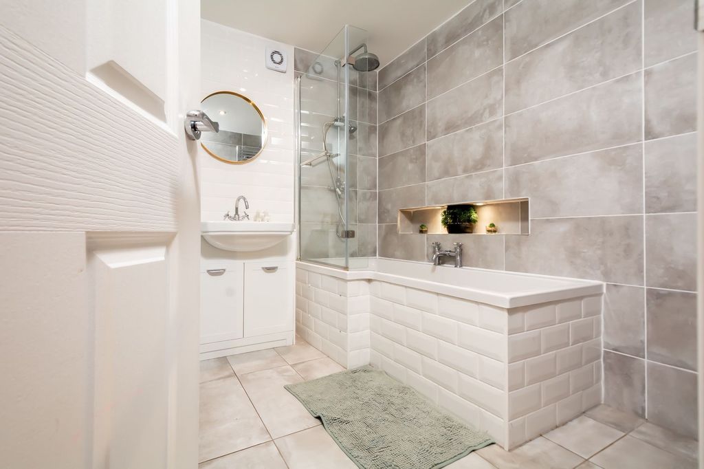 Property photo 3 of 31 Bathroom