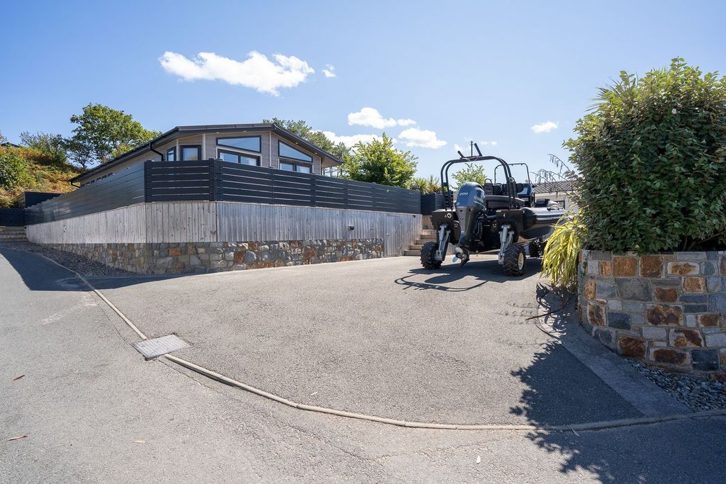 Property photo 2 of 28