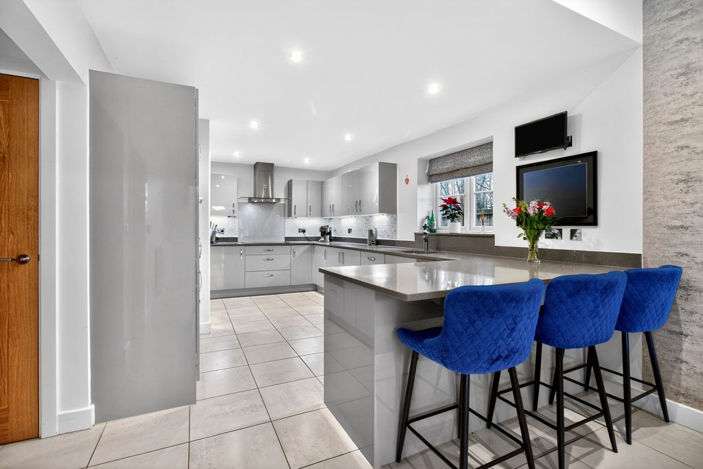 Property photo 3 of 31