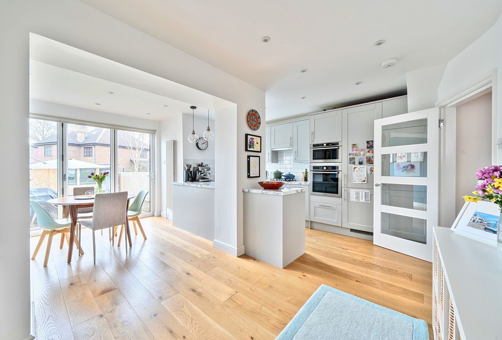 Property photo 3 of 17 1422382-22-69Aeed...