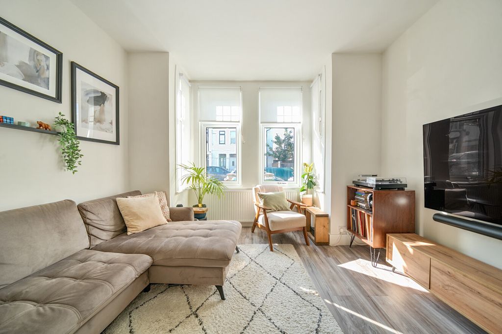 Property photo 1 of 14 6-6A86c0B0343F2-1...