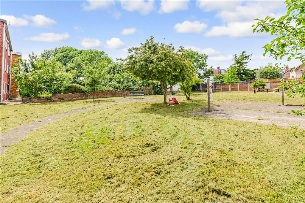 Property photo 2 of 8 Communal Gardens