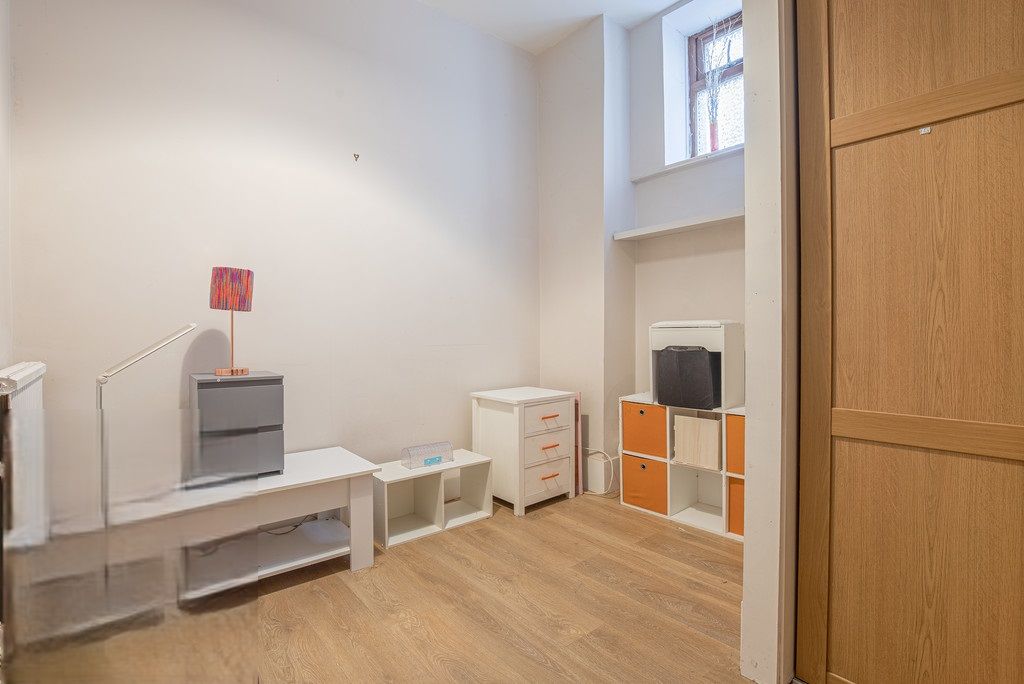 Property photo 3 of 17 Bed 2 Angle1