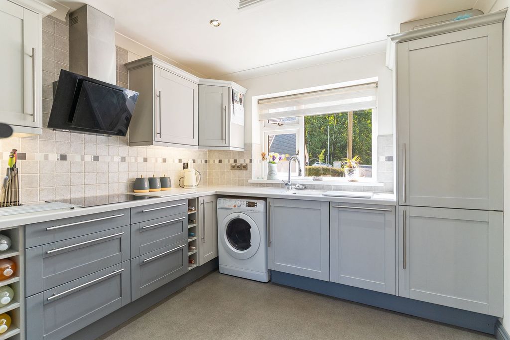 Property photo 2 of 31