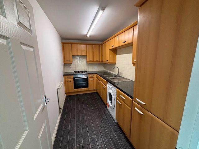 Property photo 3 of 11 Kitchen