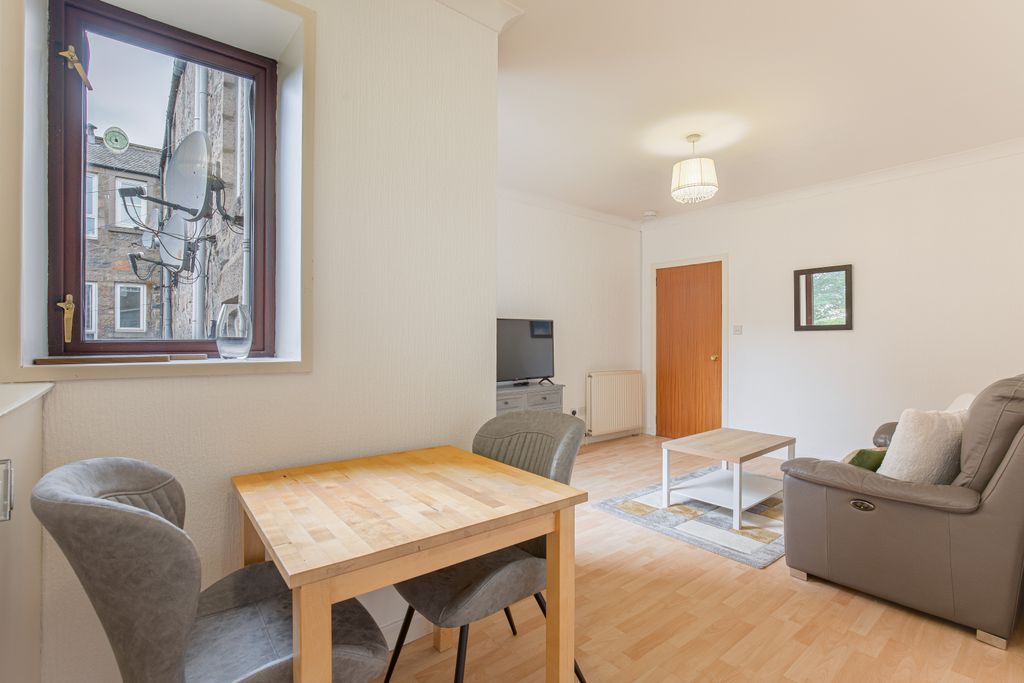 Property photo 1 of 11 Living2