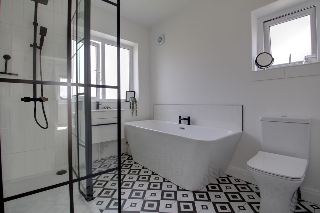 Property photo 3 of 17 Bathroom