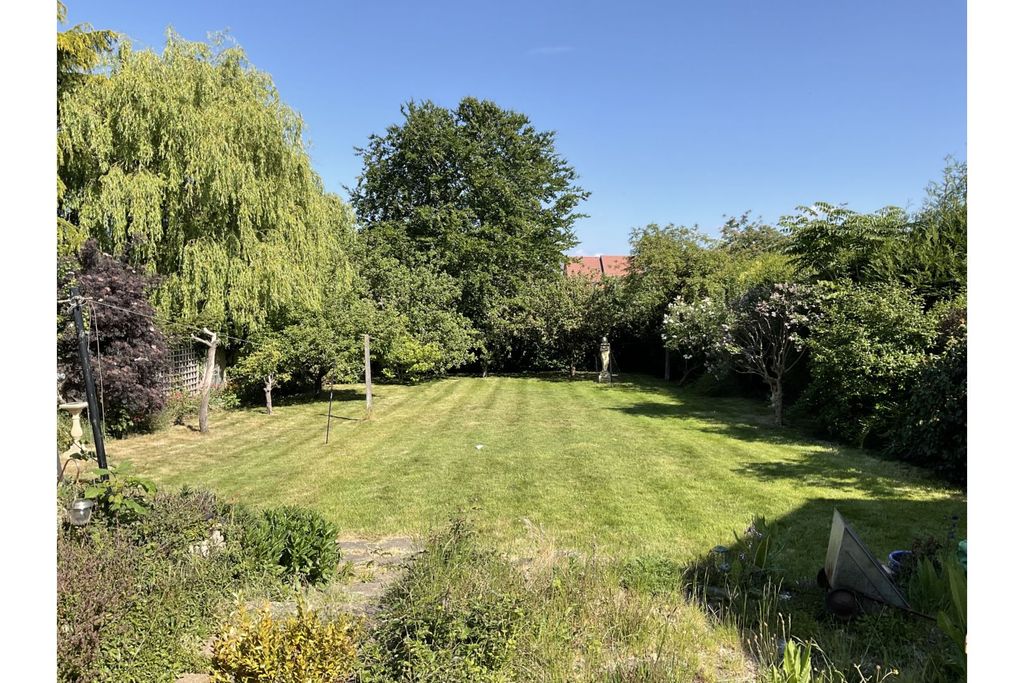 Property photo 3 of 10 Garden