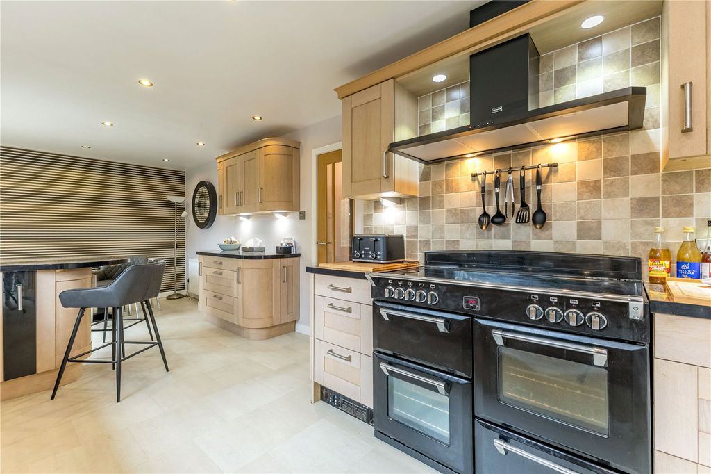 Property photo 3 of 29 Dining Kitchen