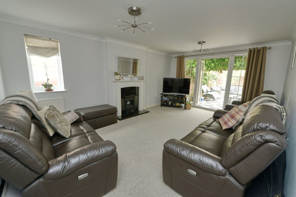 Property photo 2 of 27