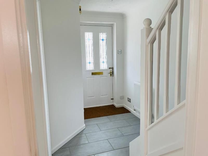 Property photo 2 of 11 Hallway
