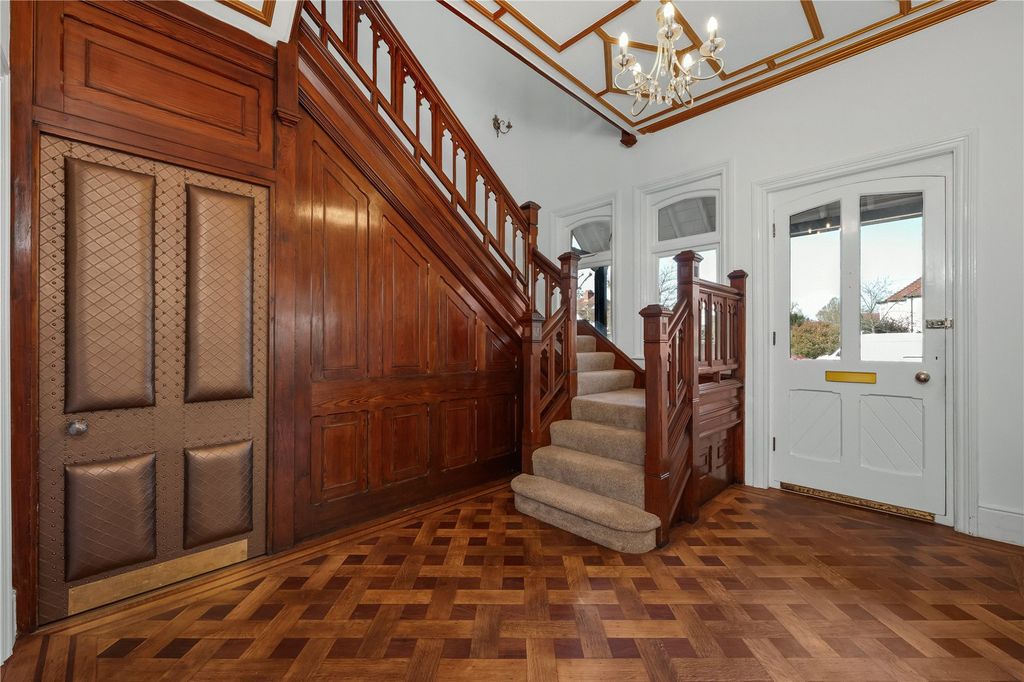 Property photo 2 of 21 Hallway