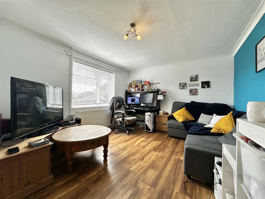Property photo 1 of 12 Lounge