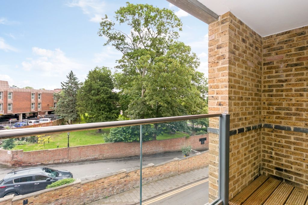 Property photo 1 of 17 Flat 11 282142- (17)