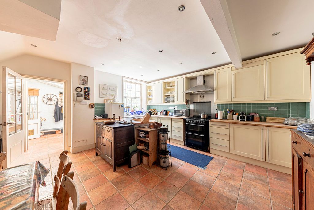 Property photo 3 of 29 Kitchen (2)