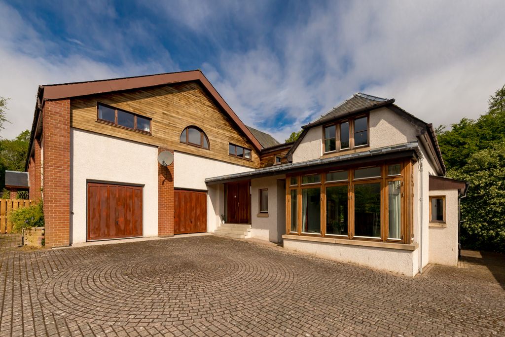 Property photo 1 of 24 Spacious Family Home In The Sought After Location Of Colinton, Edinburgh