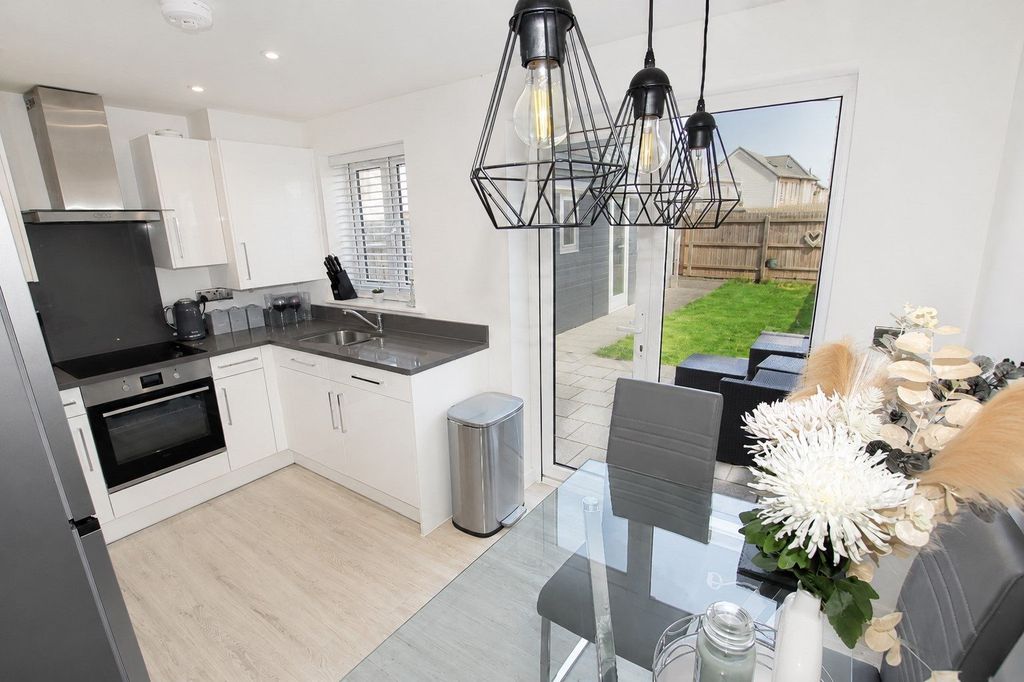 Property photo 1 of 19 Auger Road, Little Clacton
