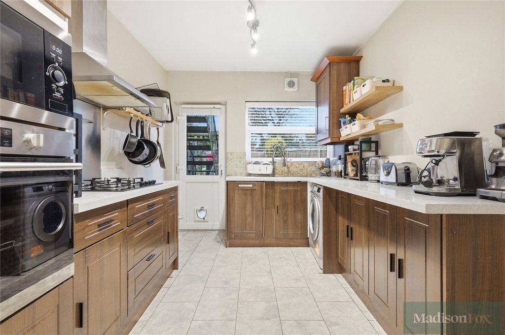 Property photo 2 of 17 Picture No. 16