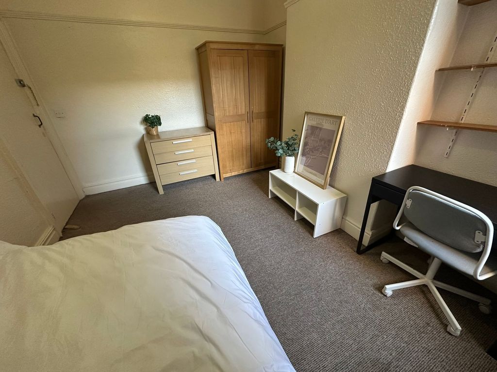 Property photo 2 of 18 A Cozy Single Bedroom Featuring A Neatly Made Bed,...