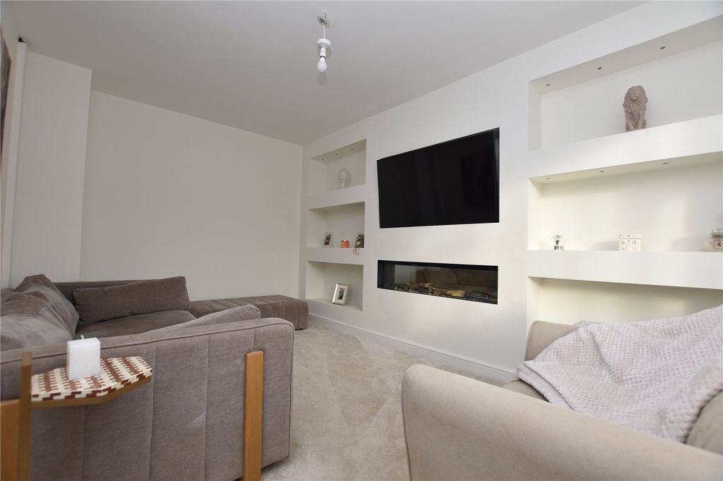Property photo 2 of 18 Picture No. 24