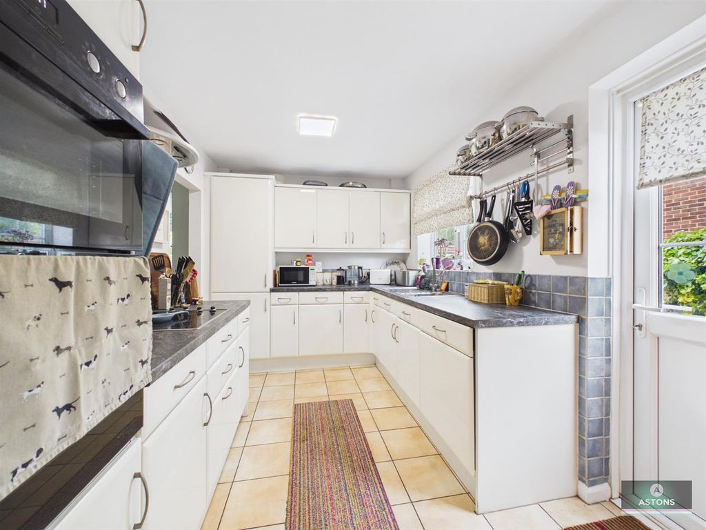 Property photo 3 of 19 Kitchen