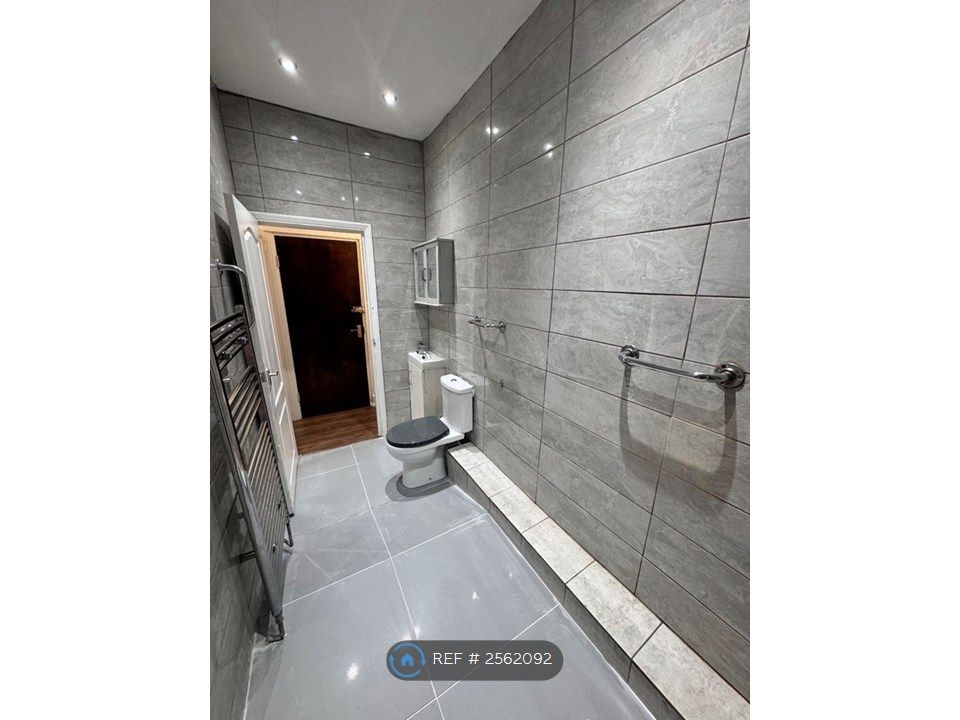 Property photo 2 of 16 Walk In Bathroom