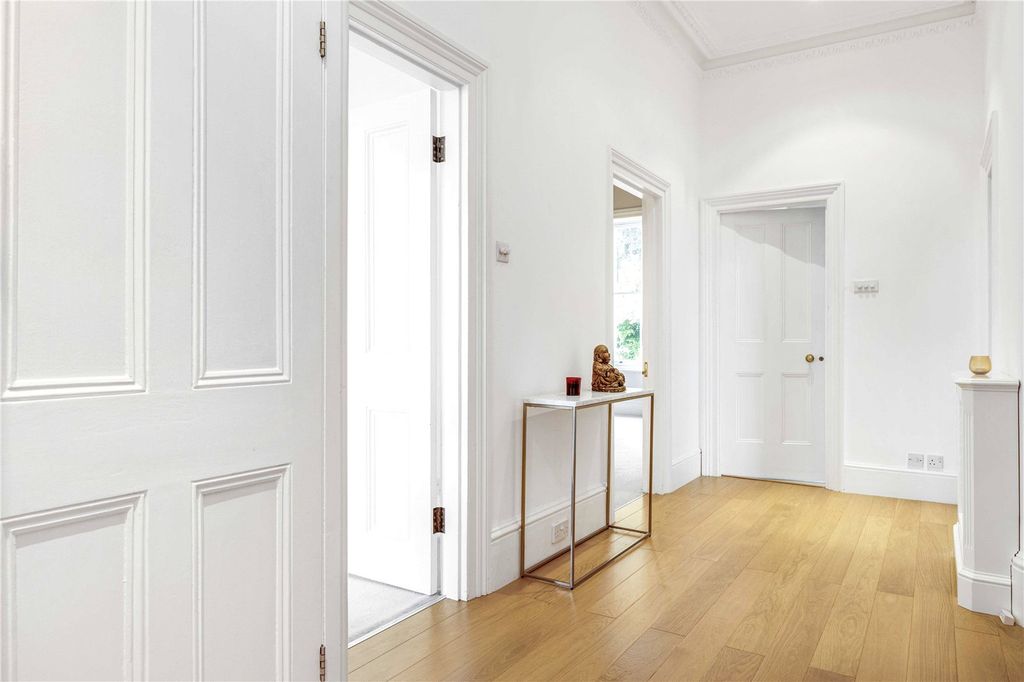 Property photo 3 of 14 Hallway