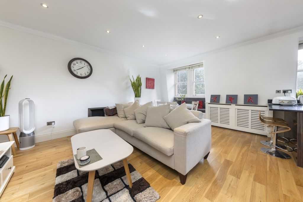 Property photo 2 of 12 Courtfield Road 3...