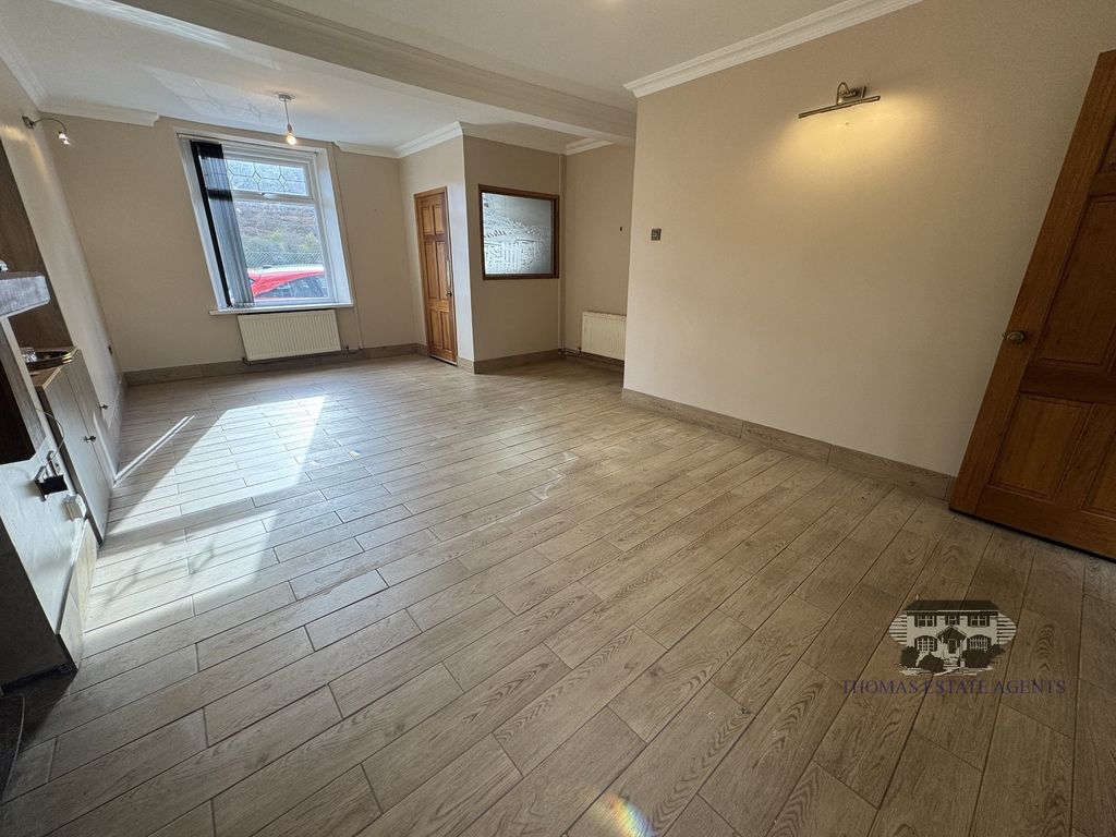 Property photo 3 of 12 Lounge