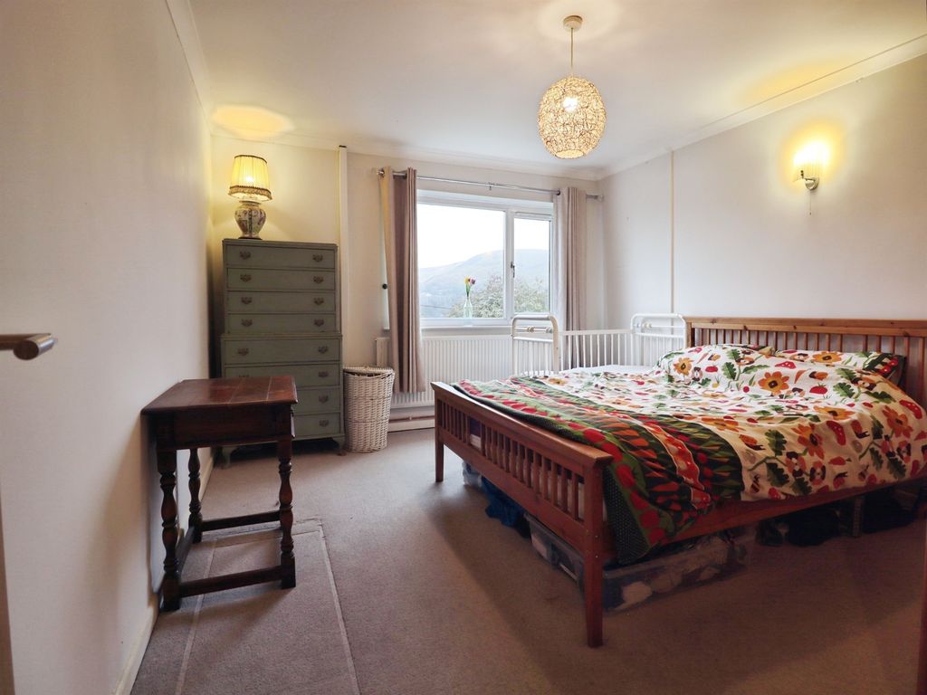 Property photo 2 of 34