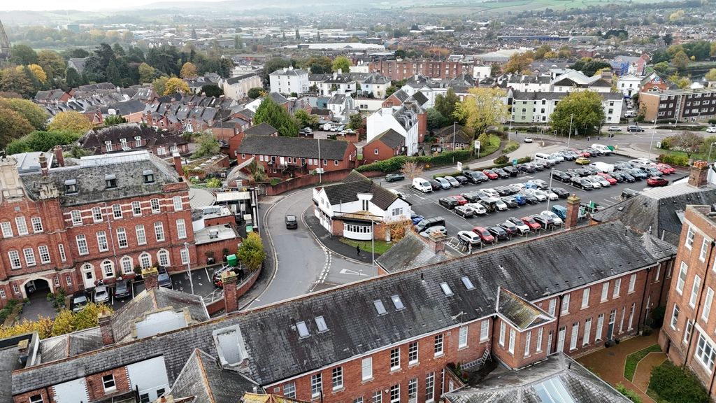 Property photo 3 of 34 Photo 44