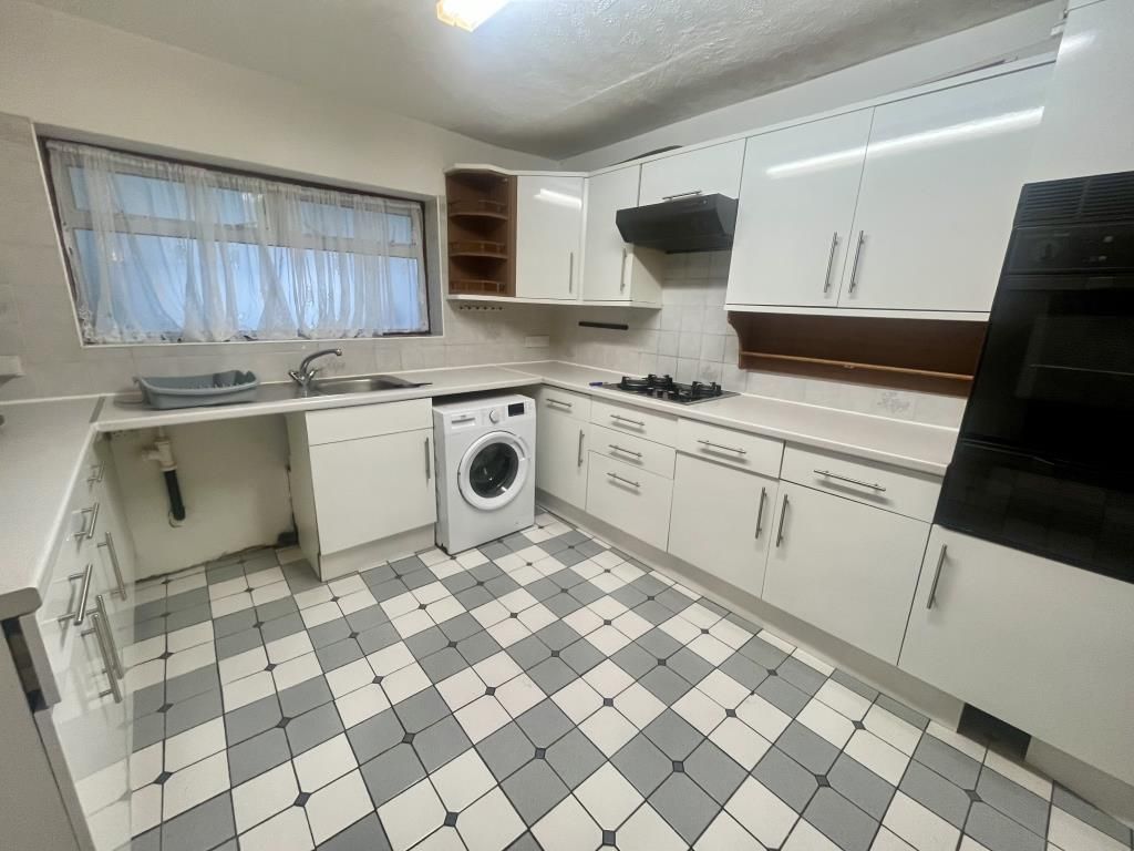 Property photo 3 of 6 Kitchen