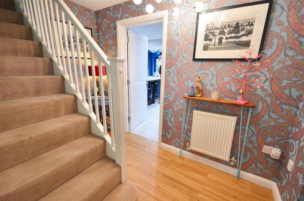 Property photo 2 of 18 Entrance Hall