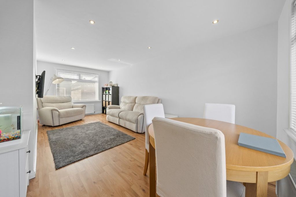 Property photo 2 of 25