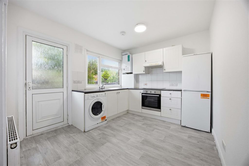 Property photo 3 of 11 Kitchen