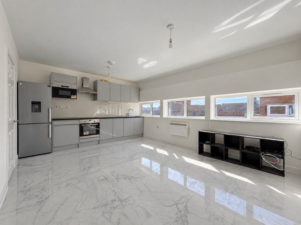 Property photo 3 of 17 Lounge Kitchen