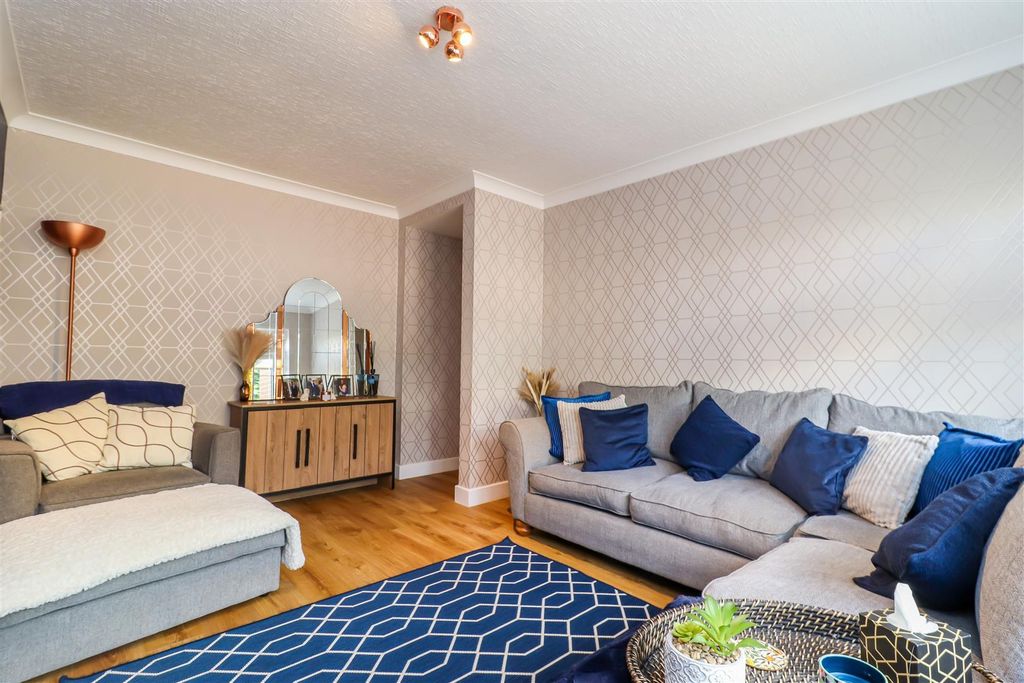 Property photo 3 of 17 Living Room