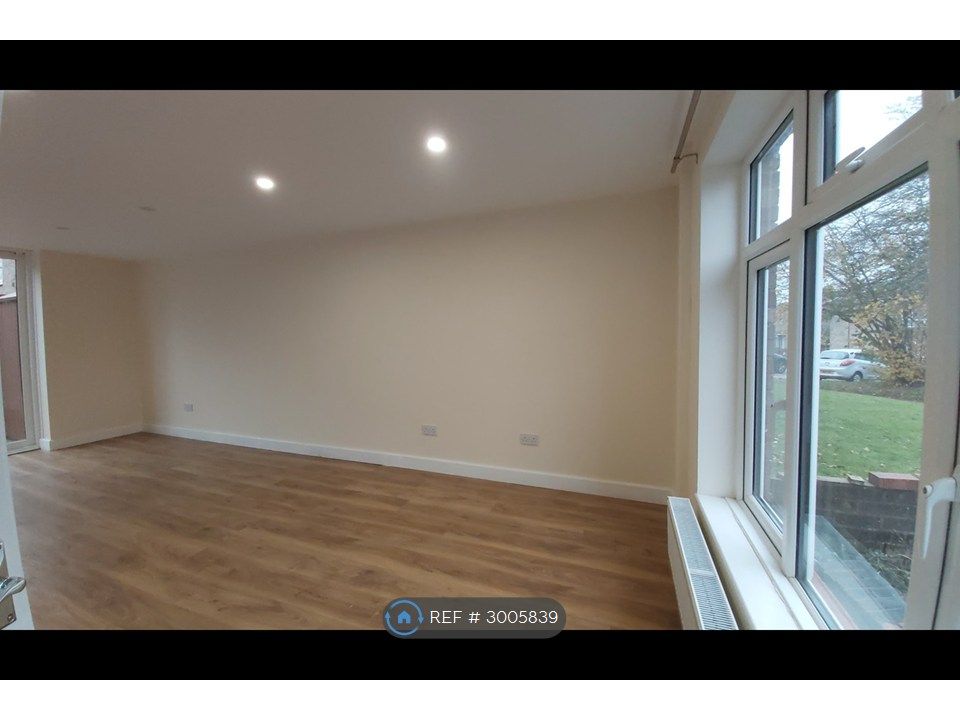 Property photo 3 of 10 Living Room