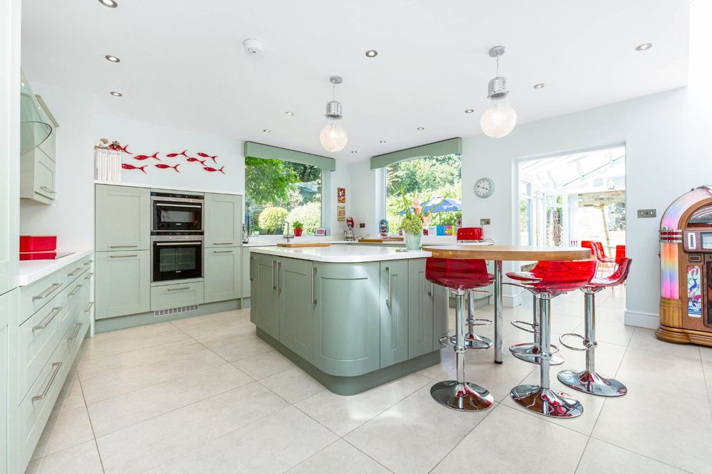 Property photo 2 of 29 Kitchen