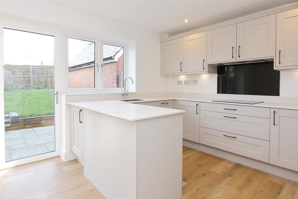 Property photo 3 of 14 2 The Shears Ph8.Jpg