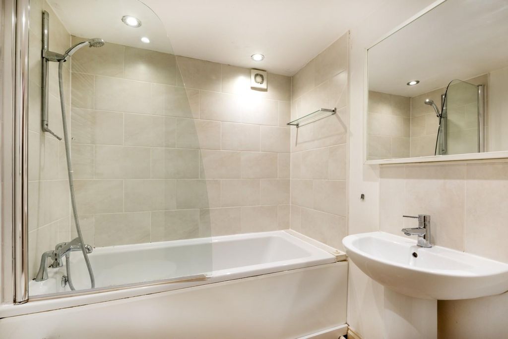 Property photo 3 of 15 Flat 1, Clouds Hill Court, 69 Clouds Hill Road, Br