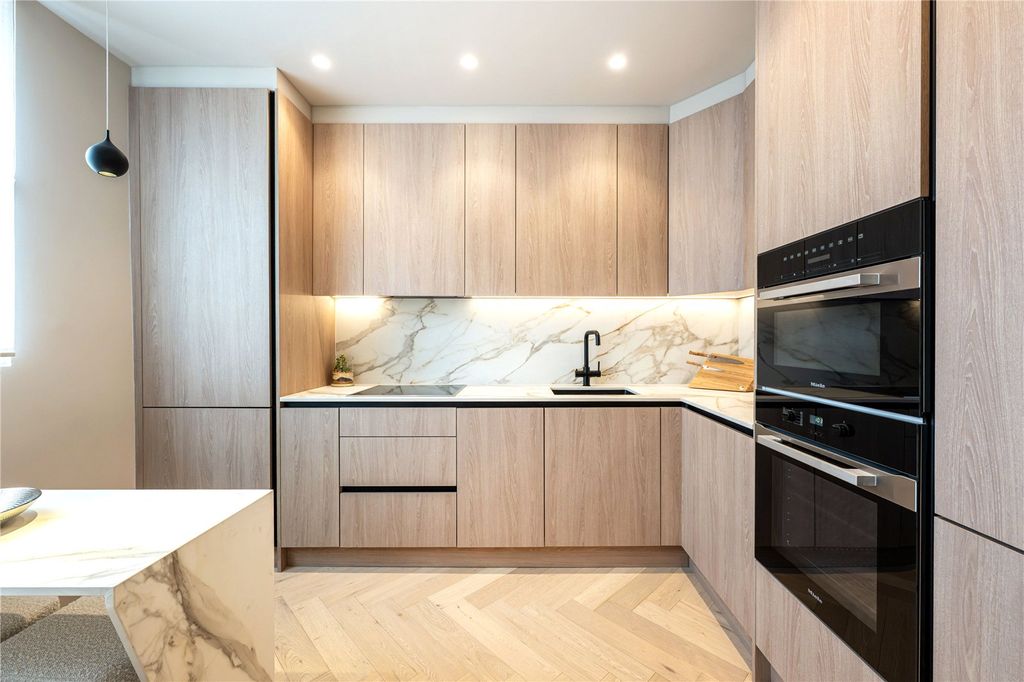 Property photo 3 of 17 Kitchen