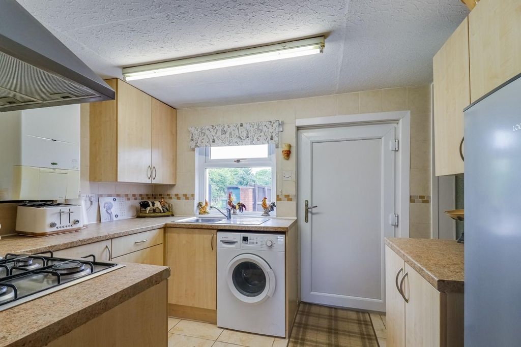 Property photo 3 of 11 Kitchen